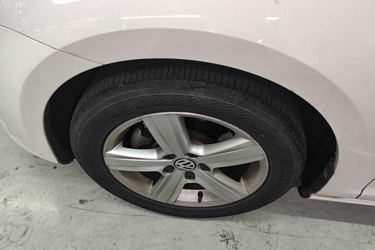 Used Volkswagen Golf 2015 1.4TSI Automatic Comfort Model Left Front Wheel Hub