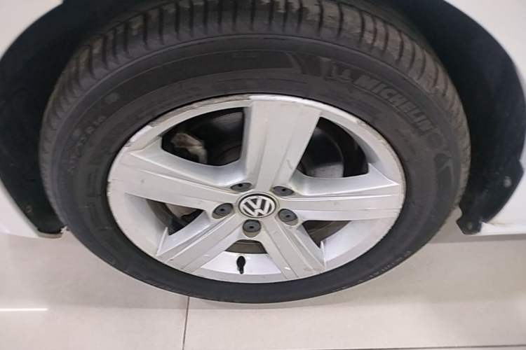 Used Volkswagen Golf 2015 1.4TSI Automatic Comfort Model Left Front Wheel Hub