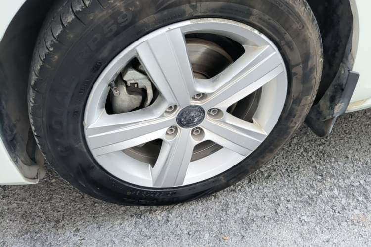Used Volkswagen Golf 2015 1.4TSI Automatic Comfort Model Left Front Wheel Hub