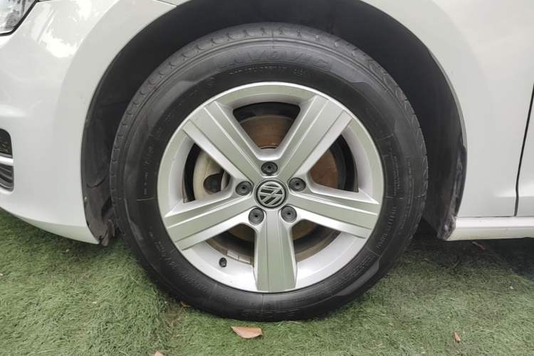 Used Volkswagen Golf 2015 1.4TSI Automatic Comfort Model Left Front Wheel Hub