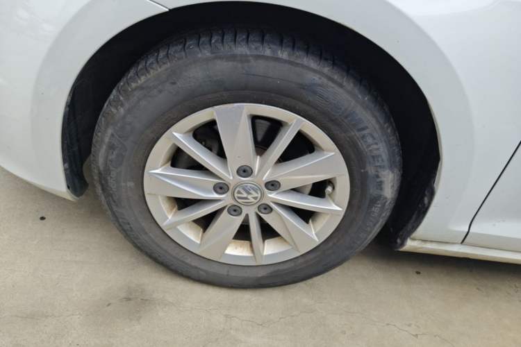 Used Volkswagen Golf 2015 1.6L Automatic Fashion Model Left Front Wheel Hub