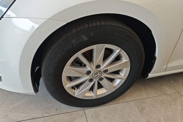 Used Volkswagen Golf 2015 1.6L Automatic Fashion Model Left Front Wheel Hub