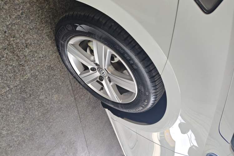 Used Volkswagen Golf 2015 1.4TSI Automatic Luxury Model Left Front Wheel Hub