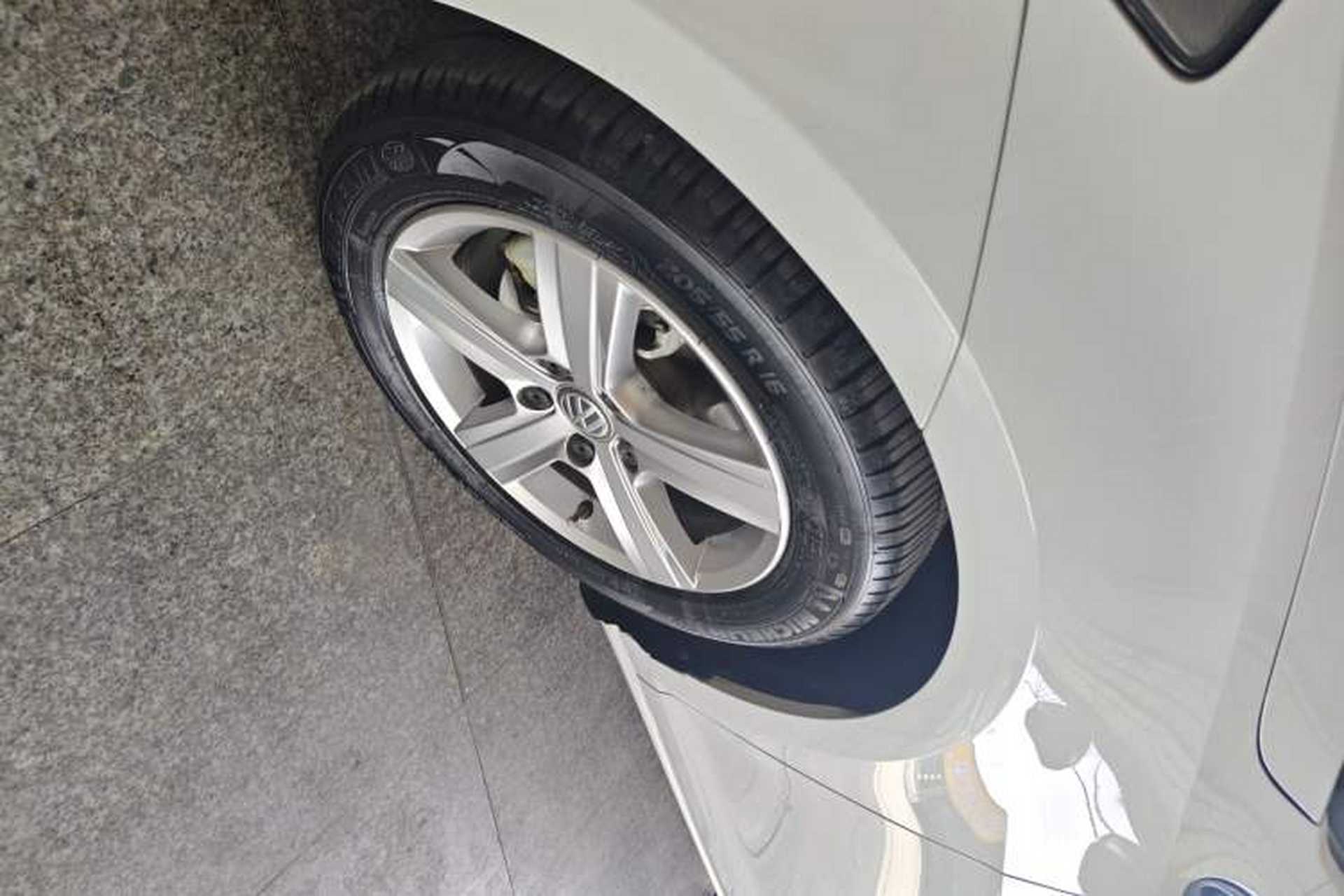 Used Volkswagen Golf 2015 1.4TSI Automatic Luxury Model Left Front Wheel Hub