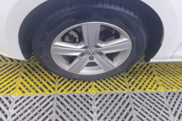 Used Volkswagen Golf 2015 1.4TSI Automatic Comfort Model Left Front Wheel Hub