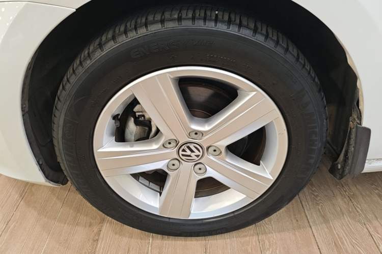 Used Volkswagen Golf 2015 1.4TSI Automatic Comfort Model Left Front Wheel Hub