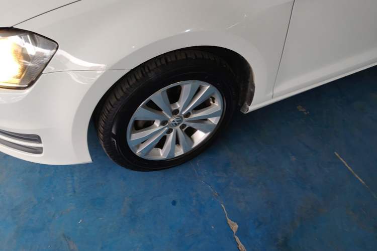 Used Volkswagen Golf 2015 1.4TSI Comfort Travel Edition Left Front Wheel Hub