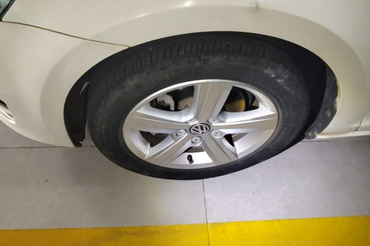 Used Volkswagen Golf 2015 1.6L Automatic Comfort Model Left Front Wheel Hub
