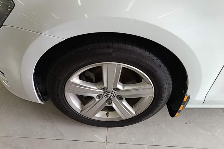 Used Volkswagen Golf 2015 1.4TSI Automatic Comfort Model Left Front Wheel Hub