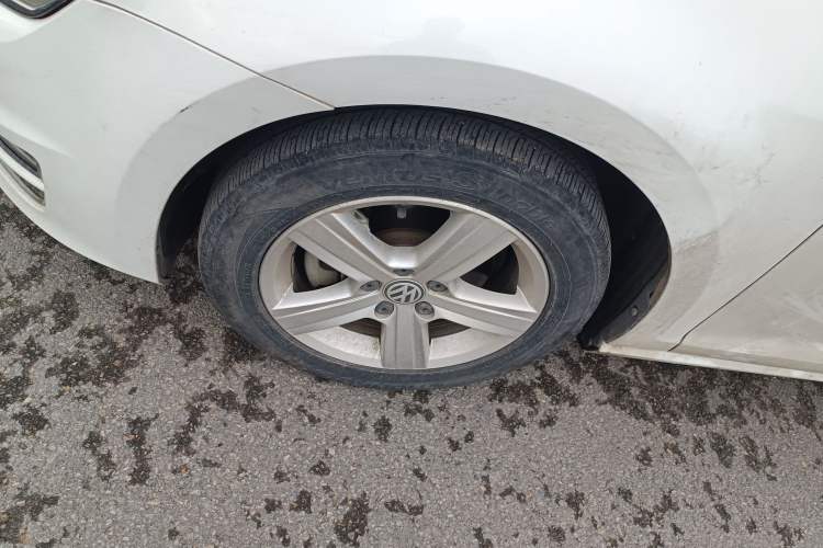 Used Volkswagen Golf 2015 1.4TSI Automatic Comfort Model Left Front Wheel Hub