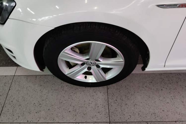 Used Volkswagen Golf 2015 1.4TSI Automatic Comfort Model Left Front Wheel Hub