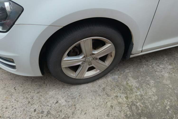 Used Volkswagen Golf 2015 1.4TSI Automatic Comfort Model Left Front Wheel Hub