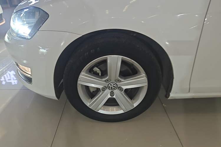 Used Volkswagen Golf 2015 1.6L Automatic Comfort Model Left Front Wheel Hub