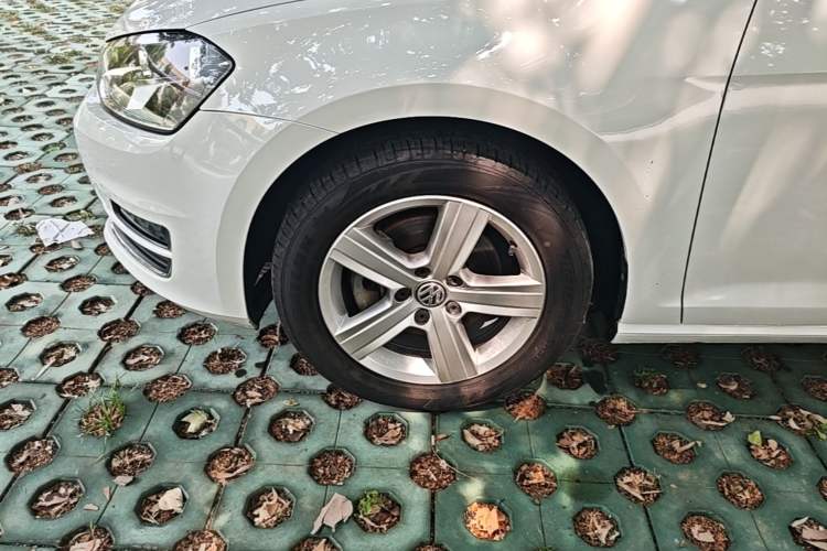 Used Volkswagen Golf 2015 1.4TSI Automatic Comfort Model Left Front Wheel Hub