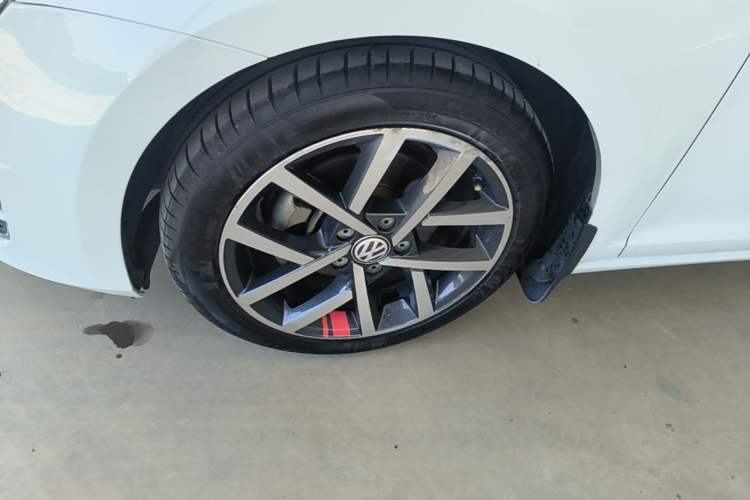 Used Volkswagen Golf 2015 1.6L Automatic Comfort Model Left Front Wheel Hub