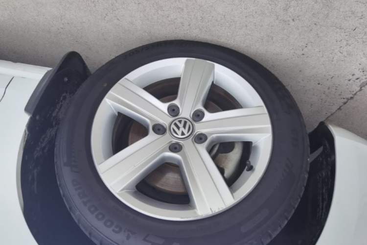 Used Volkswagen Golf 2015 1.4TSI Automatic Comfort Model Left Front Wheel Hub