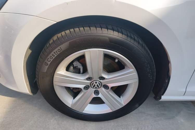 Used Volkswagen Golf 2015 1.4TSI Automatic Comfort Model Left Front Wheel Hub