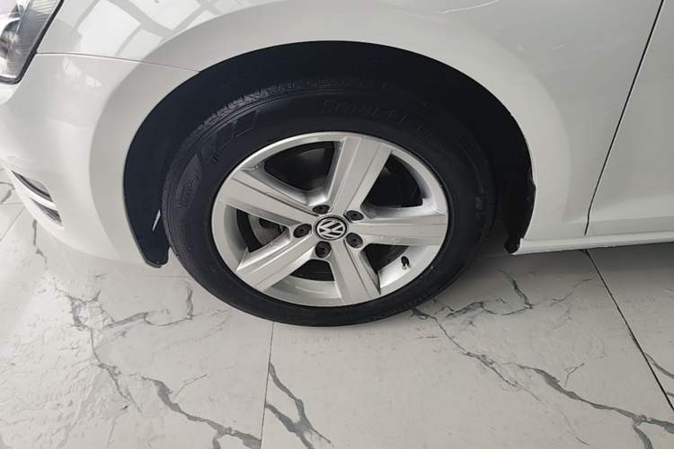 Used Volkswagen Golf 2015 1.6L Automatic Comfort Model Left Front Wheel Hub
