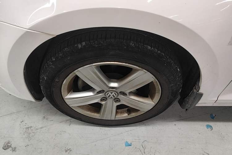 Used Volkswagen Golf 2015 1.4TSI Automatic Comfort Model Left Front Wheel Hub