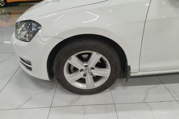 Used Volkswagen Golf 2015 1.4TSI Automatic Luxury Model Left Front Wheel Hub