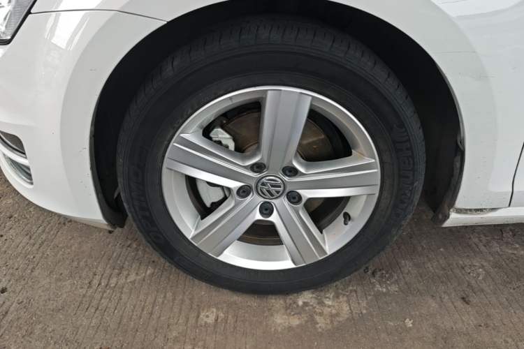 Used Volkswagen Golf 2015 1.4TSI Automatic Luxury Model Left Front Wheel Hub