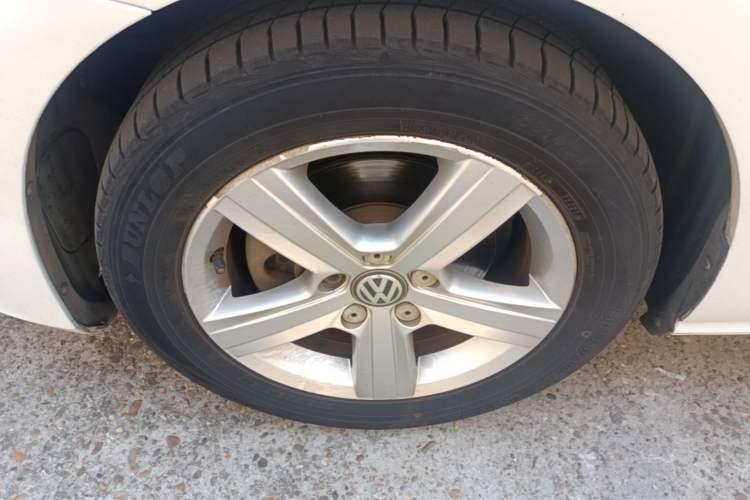 Used Volkswagen Golf 2015 1.4TSI Automatic Comfort Model Left Front Wheel Hub