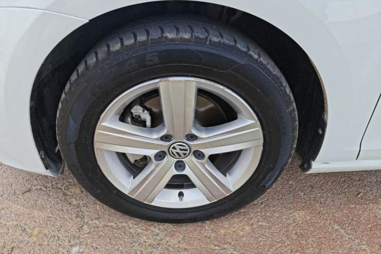 Used Volkswagen Golf 2015 1.6L Automatic Comfort Model Left Front Wheel Hub