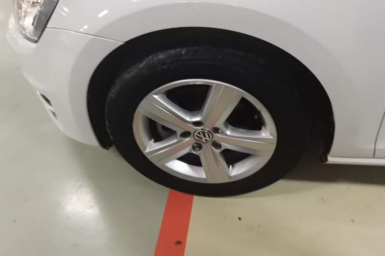 Used Volkswagen Golf 2015 1.4TSI Automatic Comfort Model Left Front Wheel Hub