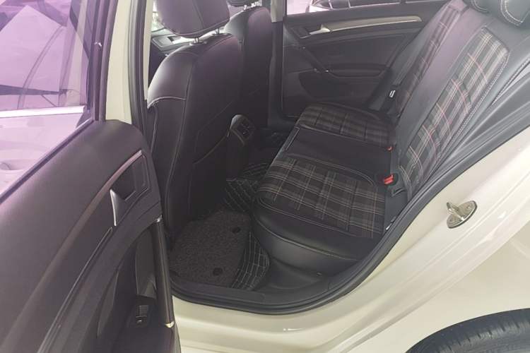 Used Volkswagen Golf 2015 1.6L Automatic Comfort Model Left Rear Seat