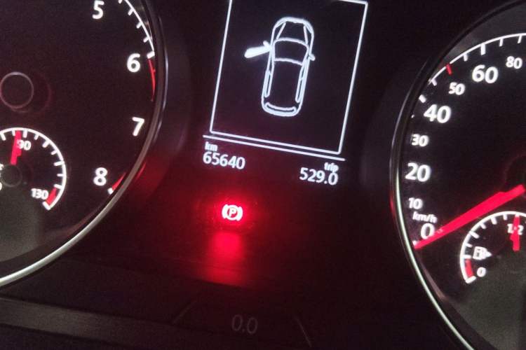 Used Volkswagen Golf 2015 1.4TSI Automatic Comfort Model Odometer Close Up