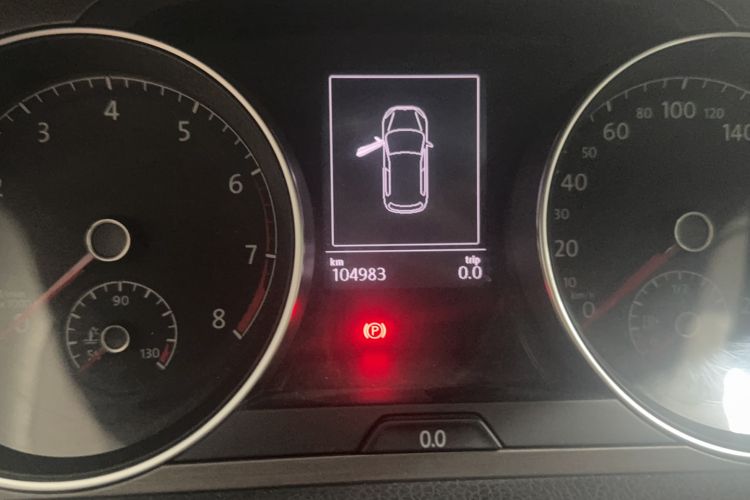 Used Volkswagen Golf 2015 1.4TSI Automatic Comfort Model Odometer Close Up