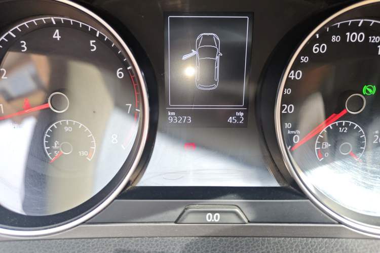 Used Volkswagen Golf 2015 1.4TSI Automatic Comfort Model Odometer Close Up