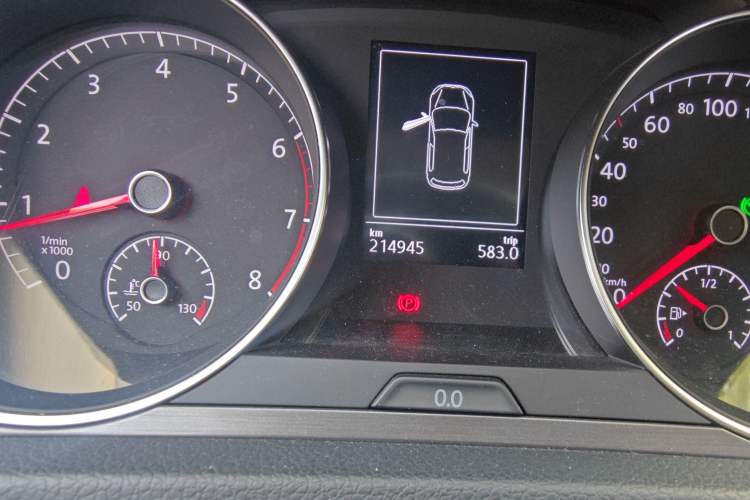 Used Volkswagen Golf 2015 1.4TSI Automatic Comfort Model Odometer Close Up