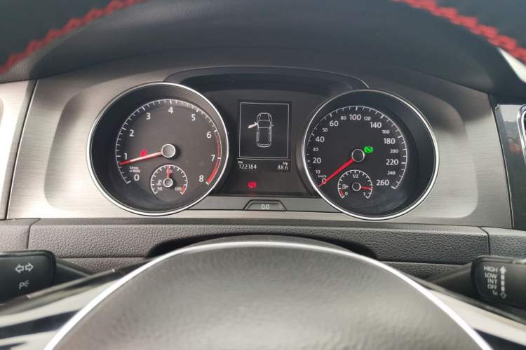 Used Volkswagen Golf 2015 1.4TSI Automatic Comfort Model Odometer Close Up