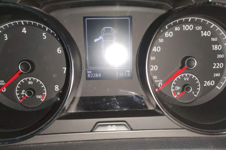 Used Volkswagen Golf 2015 1.4TSI Automatic Comfort Model Odometer Close Up