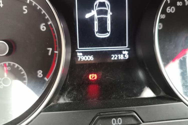 Used Volkswagen Golf 2015 1.4TSI Automatic Comfort Model Odometer Close Up