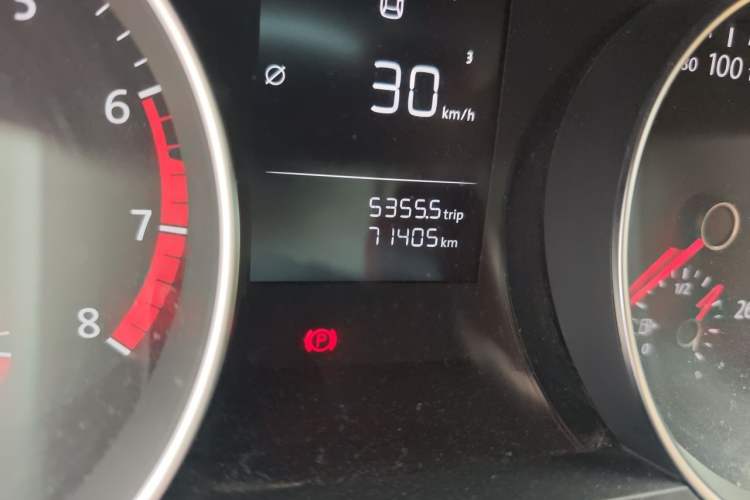 Used Volkswagen Golf 2015 1.6L Automatic Fashion Model Odometer Close Up