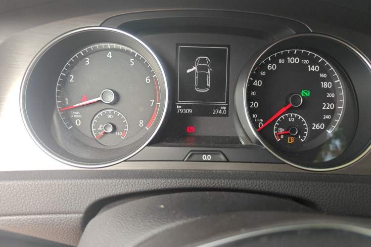 Used Volkswagen Golf 2015 1.4TSI Automatic Comfort Model Odometer Close Up