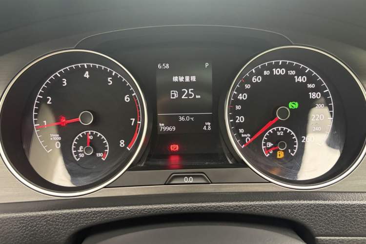 Used Volkswagen Golf 2015 1.4TSI Automatic Comfort Model Odometer Close Up