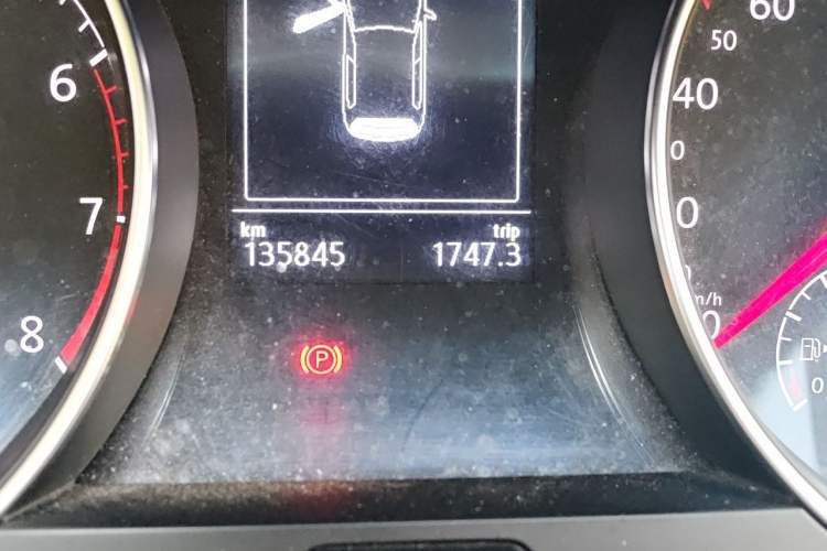 Used Volkswagen Golf 2015 1.4TSI Automatic Luxury Model Odometer Close Up