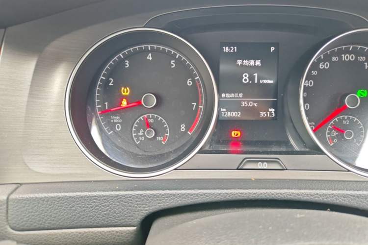 Used Volkswagen Golf 2015 1.4TSI Automatic Comfort Model Odometer Close Up