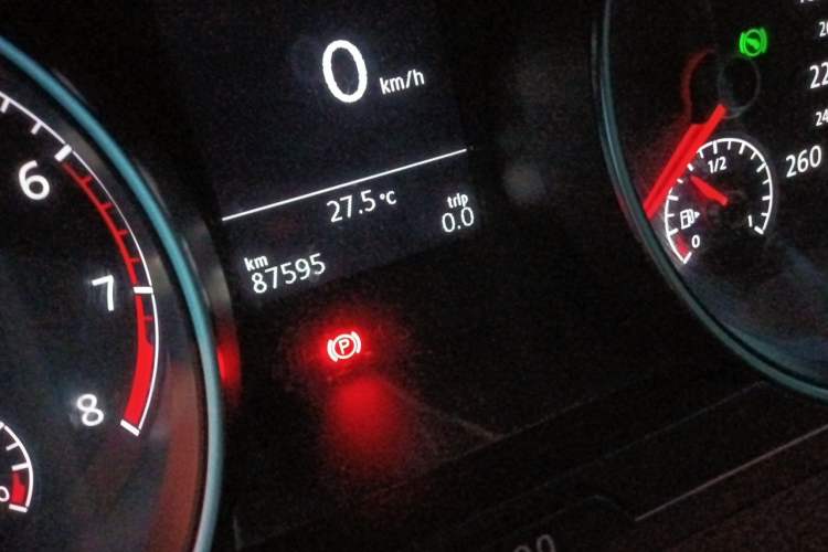 Used Volkswagen Golf 2015 1.4TSI Automatic Luxury Model Odometer Close Up