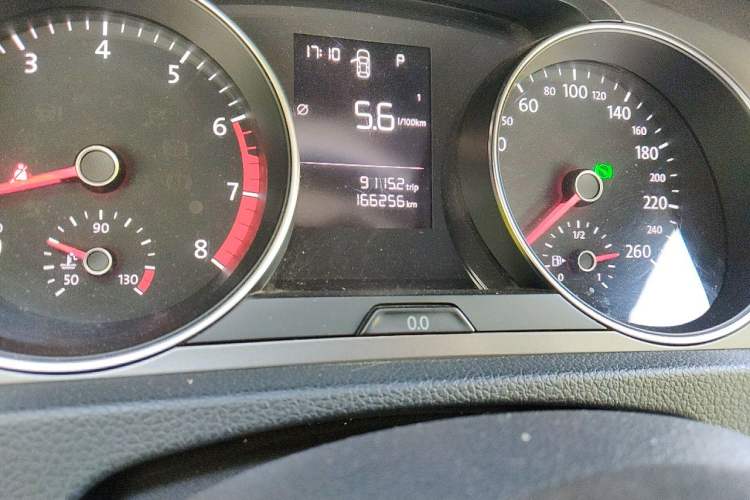 Used Volkswagen Golf 2015 1.6L Automatic Fashion Model Odometer Close Up
