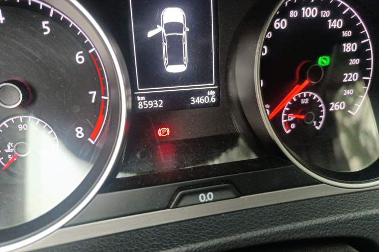 Used Volkswagen Golf 2015 1.4TSI Comfort Travel Edition Odometer Close Up
