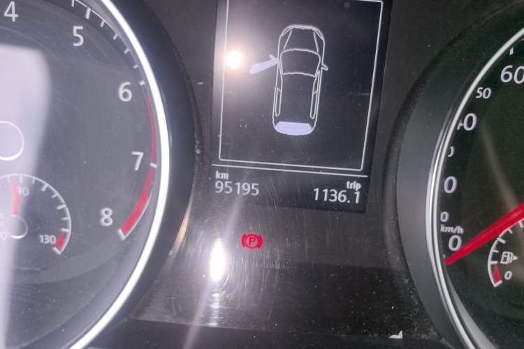 Used Volkswagen Golf 2015 1.4TSI Automatic Comfort Model Odometer Close Up