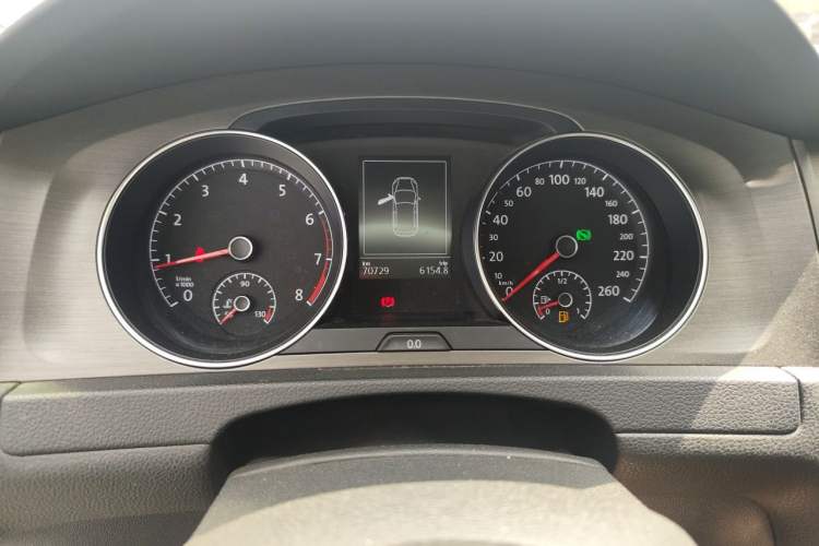 Used Volkswagen Golf 2015 1.4TSI Automatic Comfort Model Odometer Close Up