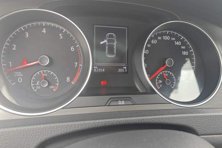 Used Volkswagen Golf 2015 1.4TSI Automatic Luxury Model Odometer Close Up