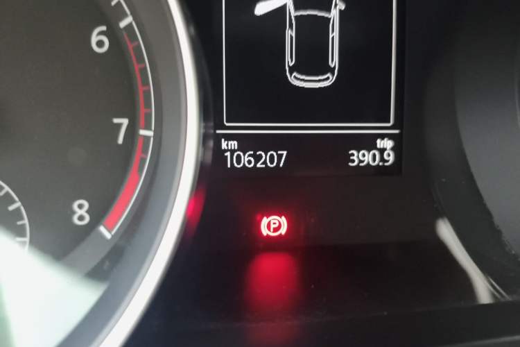 Used Volkswagen Golf 2015 1.4TSI Automatic Comfort Model Odometer Close Up