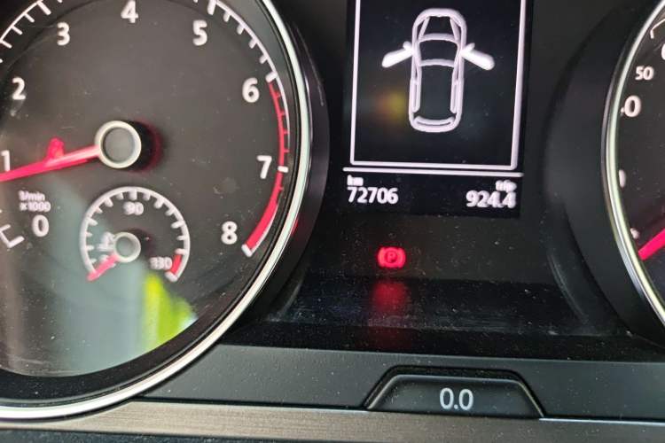 Used Volkswagen Golf 2015 1.4TSI Automatic Comfort Model Odometer Close Up