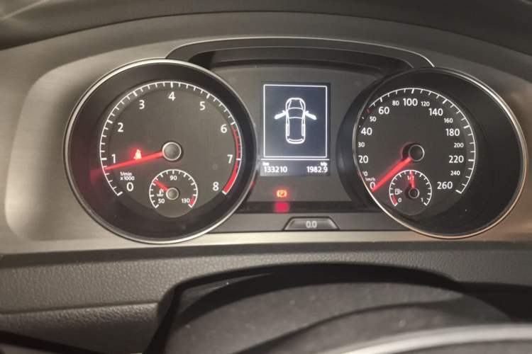 Used Volkswagen Golf 2015 1.4TSI Automatic Comfort Model Odometer Close Up